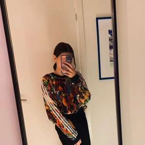 Adidas tröja - En färgglad adidas tröja. Med mönster av papegojor.