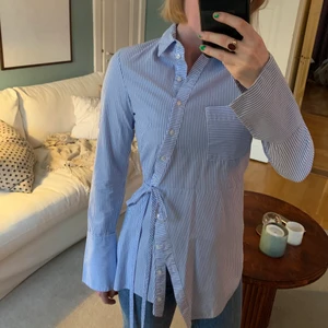 H&M, skjorta, strl 36 - Asymmetriskt skuren skjorta, har en väldigt fin passform.