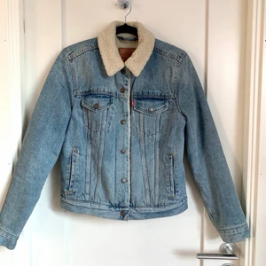Levi’s Ex-Bf Sherpa Trucker Jacket - Skön höstjacka från Levi’s i storlek S. Knappt använd. Du står för frakten 🍂 