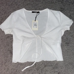 Topp  - Säljer denna söta topp som inte går att köpa längre. Helt ny och aldrig använd. Säljer då den inte passar mig💕💕💕