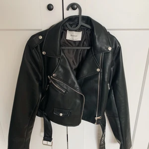 Svart Skinnjacka  - Svart skinnjacka, storlek L men passar mer S/M. Hämtas i Uppsala eller skickas mot frakt. 