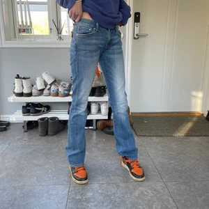 Levi’s jeans - Säljer mina as snygga levi’s jenas. Snygg blå färg. Låg midjade. Nästan aldrig använda. 💕
