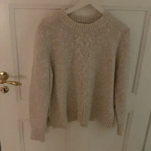 Lexington, stickad tröja - Säljer en mysig tröja från lexington som tyvärr aldrig kommit till användning. Prislappen sitter kvar, köpt för 999 kr. Står storlek L på lappen men passar även mig som vanligt vis har storlek S också.