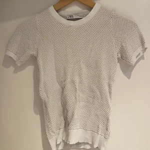 Zara tröja  - Super söt tröja fårn zara. Använd bara ett få tal gånger alltså i bra skick. Passar både xa och s beroende lite på hur tajt du vill ha den! (Priset är exklusive frakt)🥰
