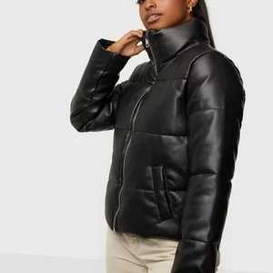 Jacqueline de yong skinnpuffjacka - Snyggaste pufferjackan från Jacqueline de yong, köpt på nelly för 600kr 2020. Läderimitation, midjekort. Bra kvalite förutom en liten spricka i fickan🥰 Supermysig och varm till vintern!