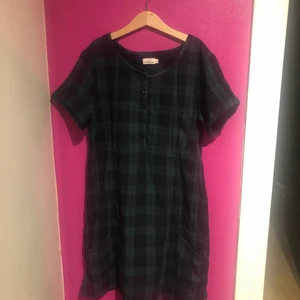 rutig grön klänning - Gammal favorit som letar nytt hem, lite mer än knälång med två framfickor💚. Storleken står som 16 men uppskattar till M. Funkar perfekt med skärp!💚