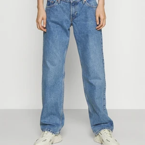 Lågmidjade balla jeans - Säljer mina lågmidjade jeans ifrån weekday, dem heter Arrow⚡️ använda fåtal gånger vilket gör att skicket är mycket bra, nästan inga tecken på användning! Toppen bra längd och sitter fint i midjan💞 Storleken är 27x30, skulle säga att de motsvarar en S, då jag vanligtvis har S i byxor och dessa sitter perfekt! BUDA OM DET ÄR FLER INTRESSERADE💕