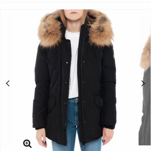 Rockandblue jacka dam- med äkta päls - Köpt för 5500kr, däremot säljer för 1900kr. Den är endast använd en vinter. Rent och inget fel, alltså kan man säga att den är som en nyskick. I storlek 38