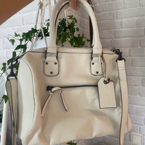 Vit väska - En vit väska med kontrastliknande sömmar. Den är knappt använd så den kommer i fint skick!!