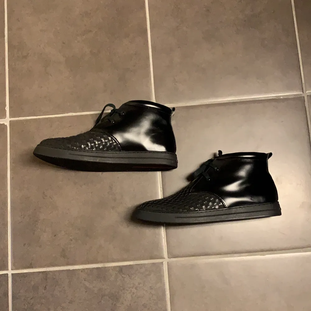 Prada skor, blandning av fin sko och en skön casual sneaker. Perfekt till höst men framförallt vintern då dom håller fötterna varma. Lätta att göra rena. Säljer skorna då jag knappt andvänt dom pga inte riktigt min stil. Gör självklart rent skorna innan försäljning.. Skor.
