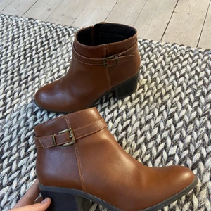 Boots med klacka - Bruna boots med klack. Använda 2 gånger