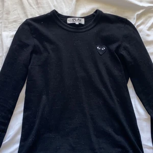 Cdg tröja svart - En svart långärmad cdg tröja i strl M men ganska liten i storleken. Köpt på Nk, nypri 1299. Väldigt bra skick för har knappt använd. Fastnar dock väldigt lätt damm eftersom den är svart. 