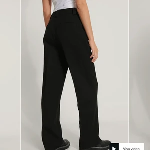 Kostymbyxor - Säljer dessa superfina kostymbyxorna som är lite större i benen, storlek 36. Säljer pga kommer inte till använding (bild ifrån Nakds hemsida) skriv för egna bilder 💕