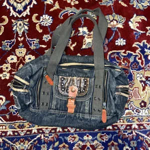 Ascool väska - Såå cool väska köpt second hand men aldrig använd❤️ den är i jeans med coola detaljer och många fickor