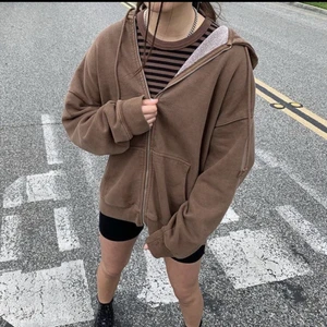 christy hoodie brandy melville - supersöt, populär, brun christy hoodie ifrån brandy melville. den är i bra skick och säljs på hemsidan för 450kr.
