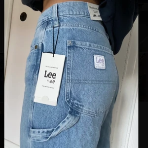 Lee x hm jeans  - Oanvända lee x hm jeans men jättesnygga detaljer. Storlek 38. Jag är 172 och de är långa på mig 🥰
