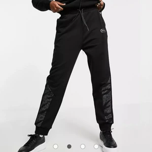 Mjukisbyxor - Helt nya och oanvända mjukisbyxor från Puma. Storlek S.                                                           Original pris: 540.                                                       Mitt pris: 300.                                                                    Köparen står för frakt:)