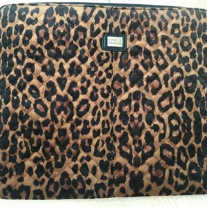 Dataväska/fodral - Snyggt aldrig använd dataväska/fodral med axelrem. 36x28. Bra med fack inuti och baktill. 