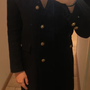 Kappa från zara - Kappa från zara storlek s. Köpte den 2019 för 899kr och inte använt den 2020 så den är i mycket fint skick! 