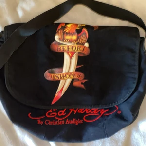 Ed Hardy väska - Rare ed Hardy väska som köptes här på Plick! Kommer aldrig till användning tyvärr men den är verkligen så snygg! Perfekt att ha dator och böcker i🥰🙌🏼