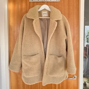 Teddyjacka - SÅ himla gosig och fin teddyjacka från Monki!! Använder den alldeles för sällan så känner att den förtjänar en ny ägare❤️‍🔥