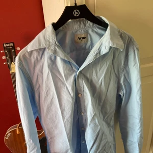 Acne skjorta 👕 - Plagget är 10/10 kondition köpte skjortan till en fest ock känner inte riktigt att jag behöver den längre, storleken är 46 vilket innebär S! Plaget kan både tjejer och killar bära !!