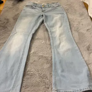 Ljusblåa, utsvängda jeans med guld detaljer. Stl 152/11-12år