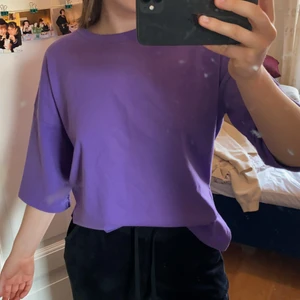 Tröja från Bik Bok i storlek XS - Lila tröja med 3/4 ärmar, stor i storleken! (Känns mer som S-M) Den är i fint skick, knappt använd.