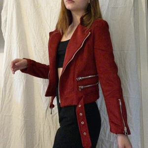 Zara biker-jacket storlek 34 - Jättefin höst-jacka från Zara. Använd endast fåtal gånger så iprincip nyskick. I mocka material. Säljes pga att den inte kommer till den användning den förtjänar. Passar storlek XS skulle jag säga. Skriv för fler bilder eller att diskutera pris🥰