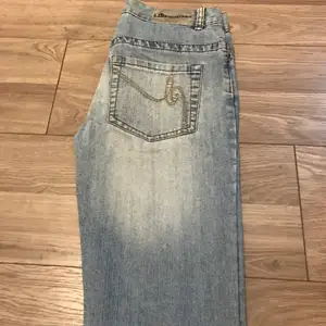 Ljusa jeans från KappAhl i strl 170. Använda en del men i fint skick. Köparen står för eventuell frakt. 