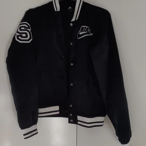 vintage nike varsity jacka  - säljer en vibtage varsityjacka från nike, är osäker på storleken skulle säga att det är en S💞 vid fler frågor det är bara att skriva!