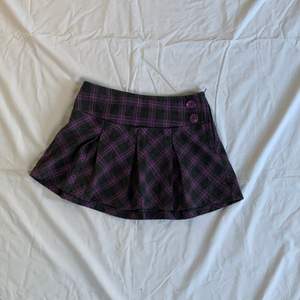 En monsterhigh kjol som tyvärr blivit för liten! Den är lila och grå💗 Midjemått: 66 cm Längd: 28 cm, sitter lowwaist ❤️Bud är bindande!!!! om du lägger ett bud måste du kunna stå för det💫