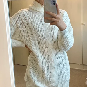 Stickad tröja från H&M - Säljer en mysig stickad tröja från H&M! Storlek XS, passar även S, sparsamt använd! 💕pris kan diskuteras