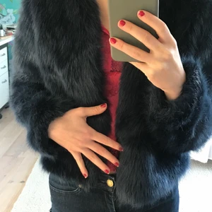 Häftigt pälsjacka - Säljer denna asshäftiga pälsjacka i blått. Passar S. Varm, snygg och unik! Säljer för 300kr
