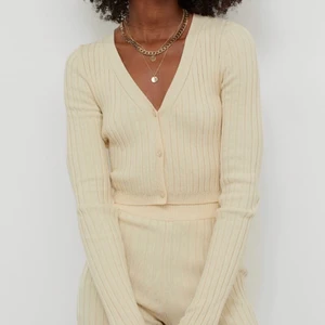 Stickad tröja - Helt oanvänd gul kofta ifrån HM, säljer pga av att den är köpt i fel storlek, väldigt fint skick. Köpt för 199kr, säljer för 100kr+frakt 