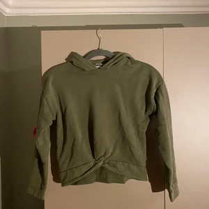 Hoodie - Säljer denna coola hoodie i storlek 146/152 men passar XS! ❗️Knappt använd❗️