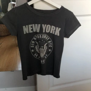T-shirt  - Säljer den här snygga T-shirten från brandy Melville som jag köpte i somras eftersom att jag tyvärr inte använder den. Den är i superbra skick och har ett coolt tryck och på brandy Melville är det onesize men skulle säga att den är xs-m eftersom att det är väldigt stretchigt tyg. Hör av er vid intresse och om flera är intresserade får ni lägga bud i kommentarerna!