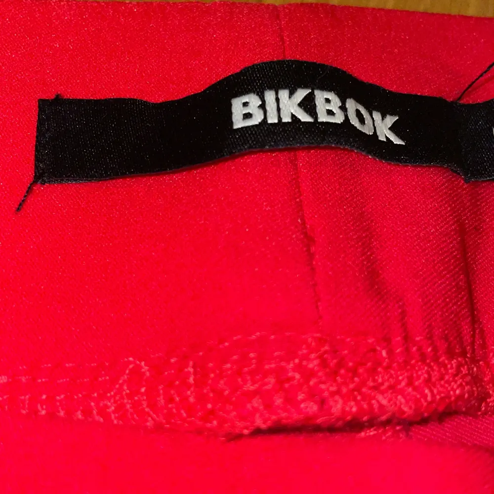 Röda byxor från BIKBOK. Jeans & Byxor.