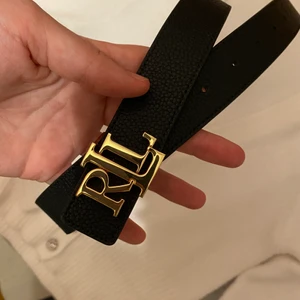 NYTR BÄLTE  - Helt nytt bälte/ skärp. Aldrig använt. Passar Xs-m, väldigt reglerbart! Äkta givetvis