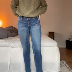 Skinny jeans köpta från Hollister. W29 L33 tajta vid ankel. Säljs då dem är för små för mig. 
