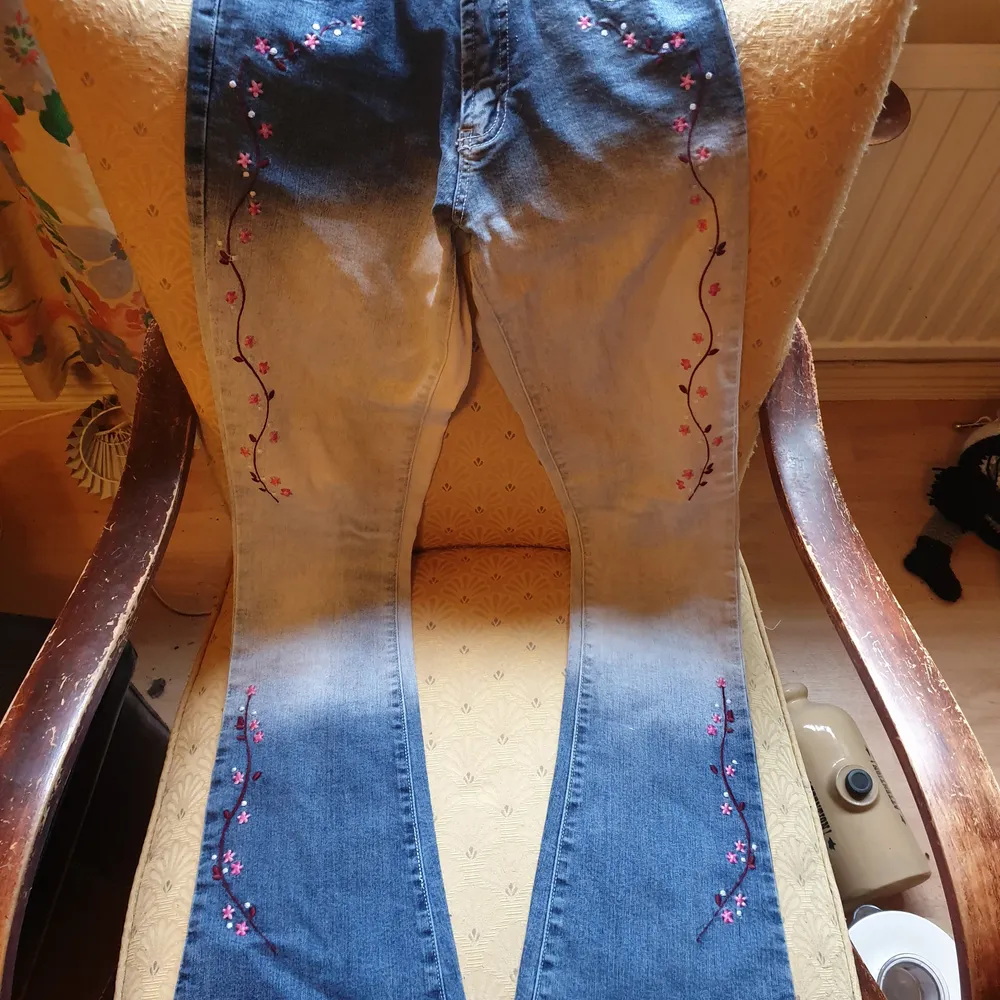 Snygga jeans med broderade blom motiv,stl 28. Jeans & Byxor.