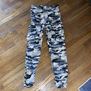 camouflage byxor strl M - Ett par jättefina helt oanvända camouflage byxor. De är alldeles för stora för mig därför har jag aldrig använt de. Det är storlek S och jag brukar vanligtvis ha Xs/S i byxor så de skulle nog passa perfekt på någon som använder strl M. 