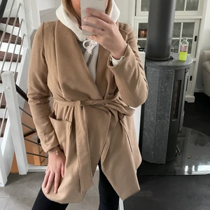 Beige kappa 🤍 - Säljer denna snygga kappa som är perfekt nu till hösten🍂 använd fåtal gånger, nyskick. Köparen står för frakten🤍