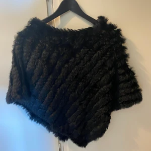 Päls poncho  - Säljer min päls poncho. Har även en annan färg :) 