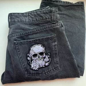 Gråa SLUTSÅLDA Zara jeans,  - Säljer dessa superpopulära slutsålda Zara jeansen. Döskalle på ena fickan, storlek 38. Fint skick!! Köp direkt 600 kr