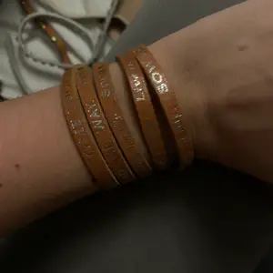 brunt läder armband med silver text
