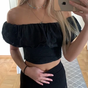 Svart topp strl S - 🖤svart off shoulder topp från Zara, resår bak i ryggen! Säljes p.g.a att den aldrig används! 💕skriv vid frågor 