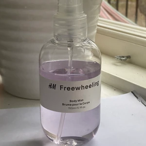 Bodymist/parfym  - En bodymist ursprungligen från H&M.👛Använd några gånger därav kan pristet diskuteras.