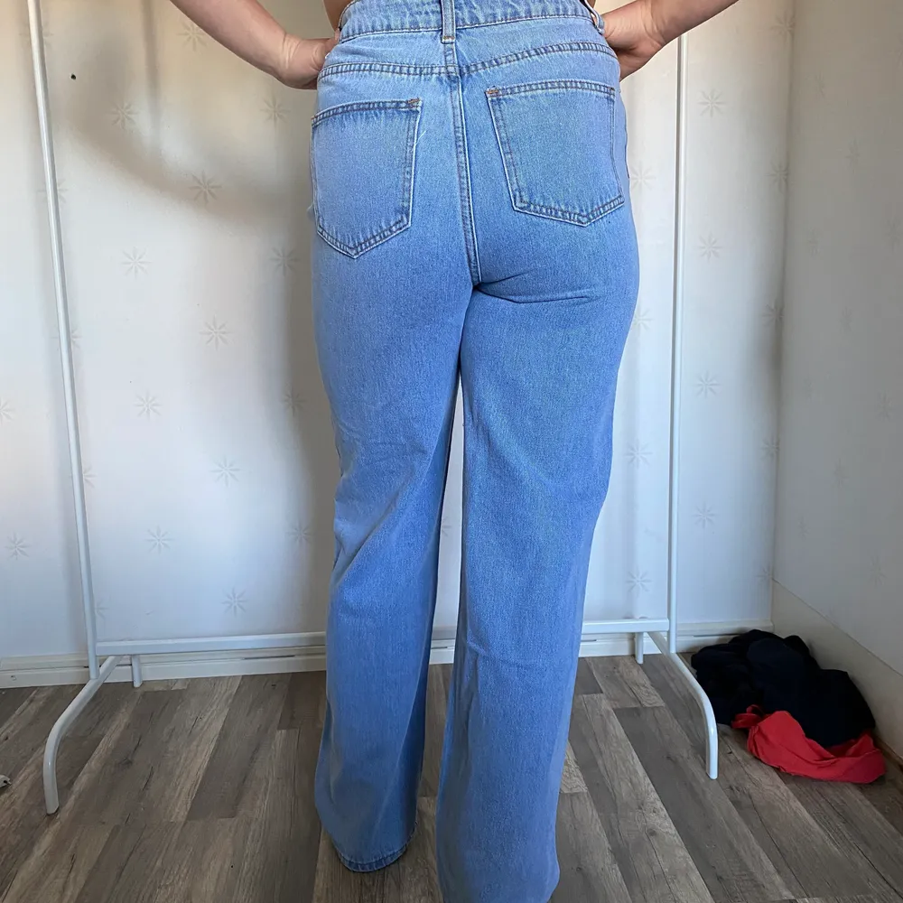 Oanvända jeans i storlek 36 . Jeans & Byxor.