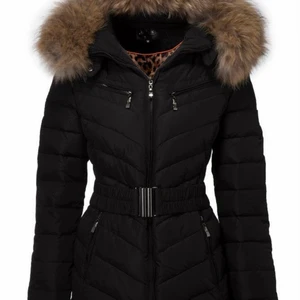 Hollies vinterjacka  - Jag säljer min fina hollies vinterjacka i storlek 34. Den är i mycket bra skick och är lite längre modell än normalt, den slutar ungefär i mitten av rumpan. Jag kommer inte vilja frakta jackan då den inte ska gå sönder i posten. Har möjlighet att mötas upp nästan vart som helst i stockholm men helst i närheten av city. Nypris: 3.495:- mitt pris: 1.700